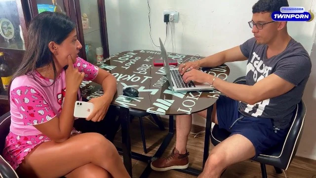 Scène torride entre demi-frère et demi-sœur : Jac Henao, modèle webcam, séduit par sa sœur pour une nuit de passion