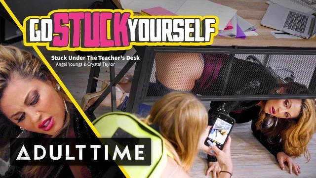 MILF prof coquine se fait baiser sous le bureau par son élève