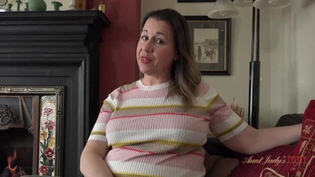 Belle-tâte Eva Jayne aux gros seins branle et suce intensément