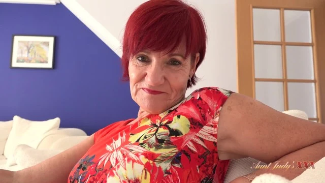 "Belle-tante Linda, 64 ans, gros seins, surprend avec magazine coquin"