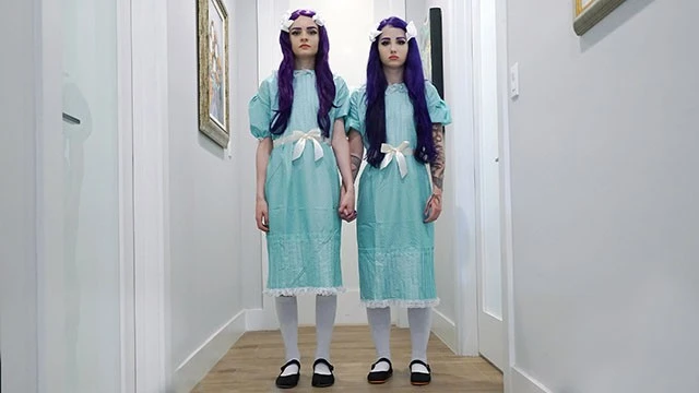 "Jessae Rosae et Val Steele, demi-sœurs coquines, dans une parodie torride"