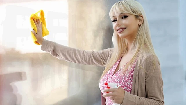 Jessica Starling, MILF blonde aux gros seins, baise son beau-fils dans la piscine