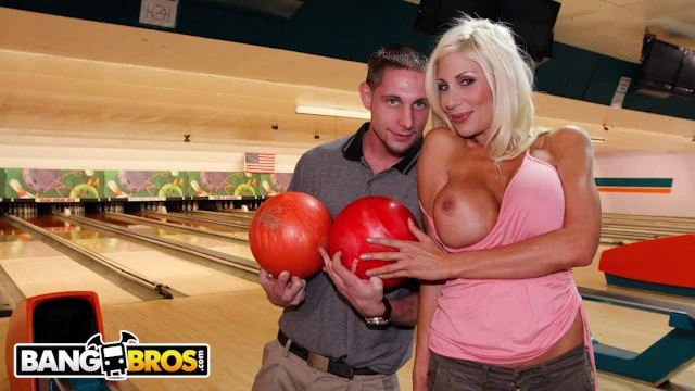 Gros seins MILF suédoise baise un amateur chanceux