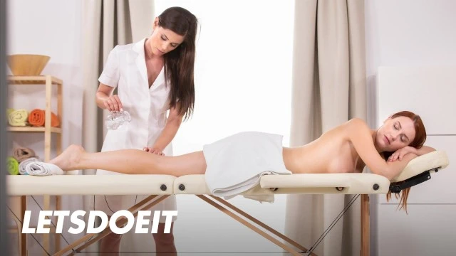 Massage lesbien torride entre Little Caprice et Charlie Red