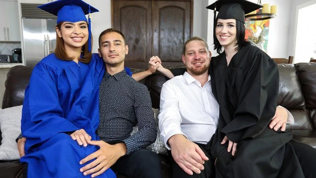 "Step Sisters Hazel Heart et Remi Jones Célèbrent Leur Diplôme à Quatre Pattes"
