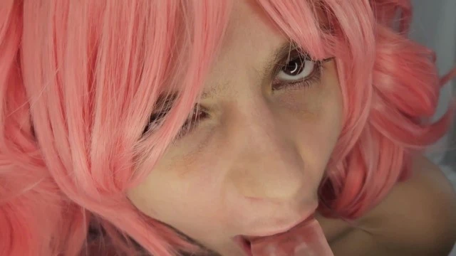 Cosplay kawaii suce et avale en gorge profonde un sperme brûlant
