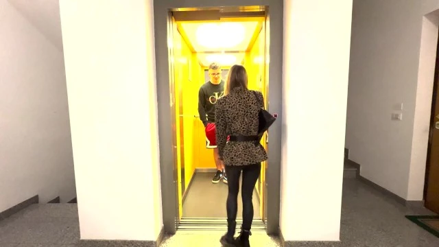 "Amateur Italienne Baise un Fan dans l’Ascenseur – Jeu de Rôle Chaud"
