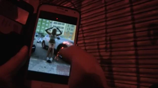 Graffiti et sexe : surprise torride avec Catalina dans un coin sombre