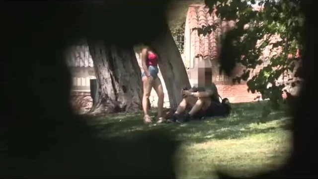 Débauche sauvage avec une geek sexy dans le parc