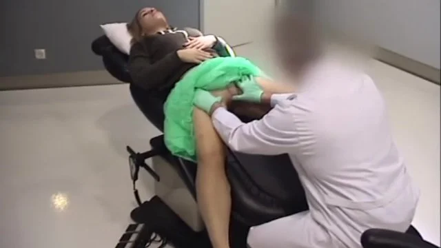 Gynéco séduit sa patiente pendant que son mec attend dehors