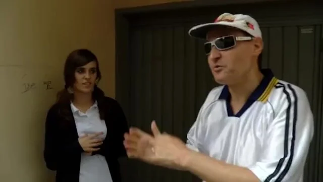 "Voisin pervers séduit sa voisine en chaleur - scène torride"