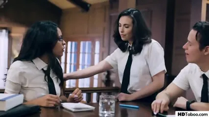 Taboo : Frère et sœur initient une vierge - Casey Calvert